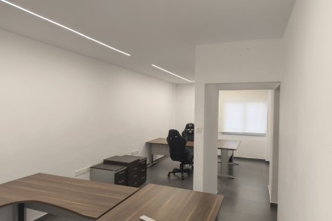 Офис с 5 комнатами в Ларнака, Кипр № 61372