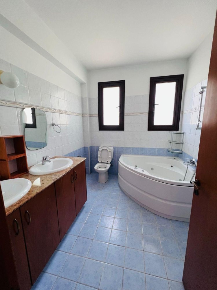 4 bedrooms Villa in Oroklini, Larnaka, Cyprus No. 62045