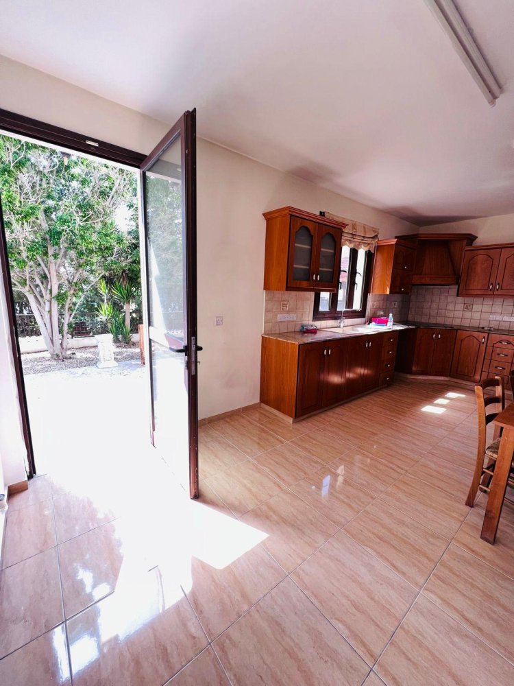 4 bedrooms Villa in Oroklini, Larnaka, Cyprus No. 62045