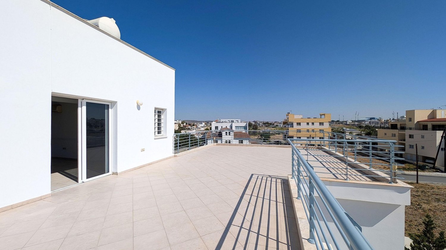 2 bedrooms Apartment in Larnaca, Larnaka, Cyprus No. 62577