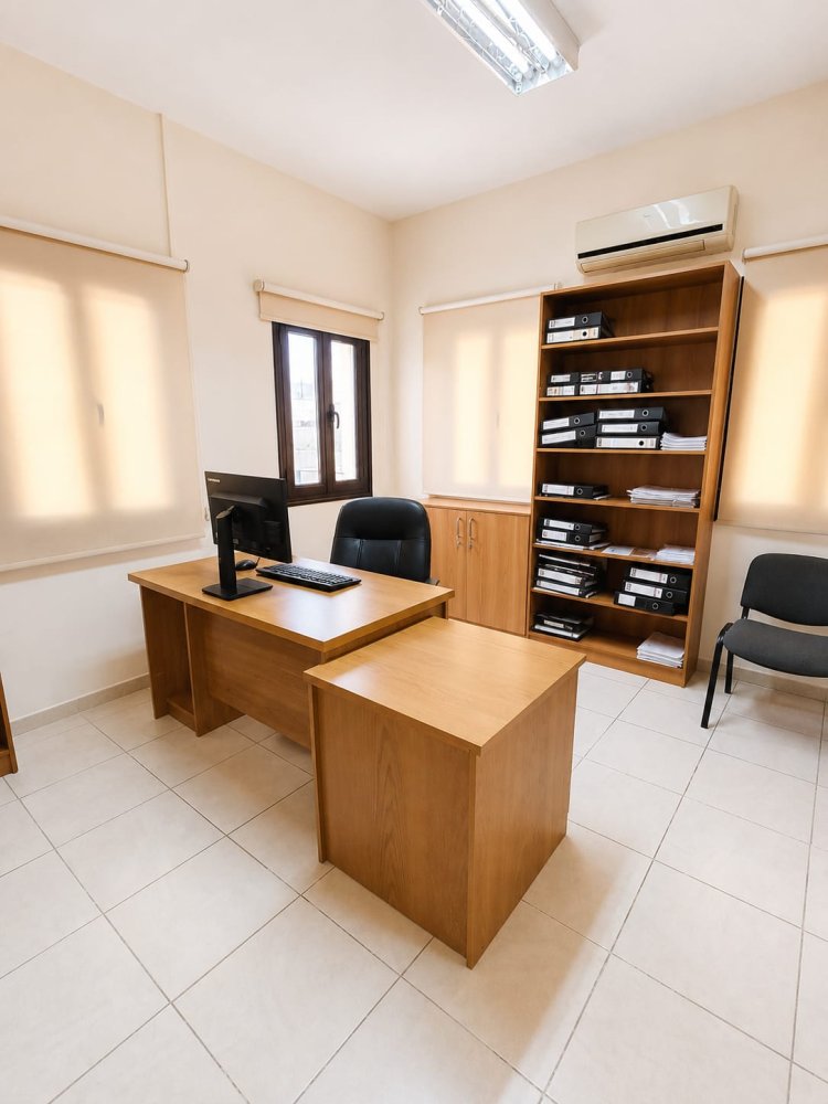 Офис с 13 комнатами в Арадипу, Ларнака, Кипр № 61357