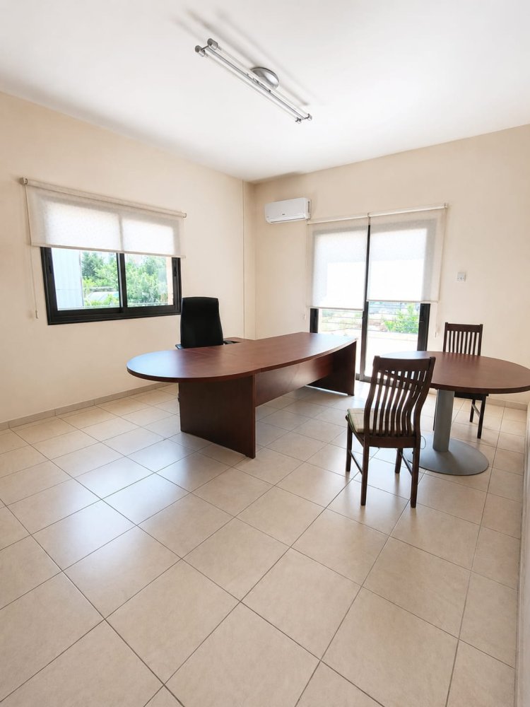 Офис с 13 комнатами в Арадипу, Ларнака, Кипр № 61357