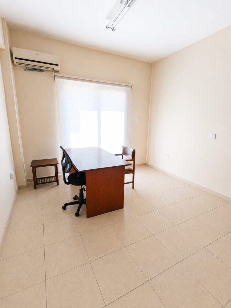 Офис с 13 комнатами в Арадипу, Ларнака, Кипр № 61357