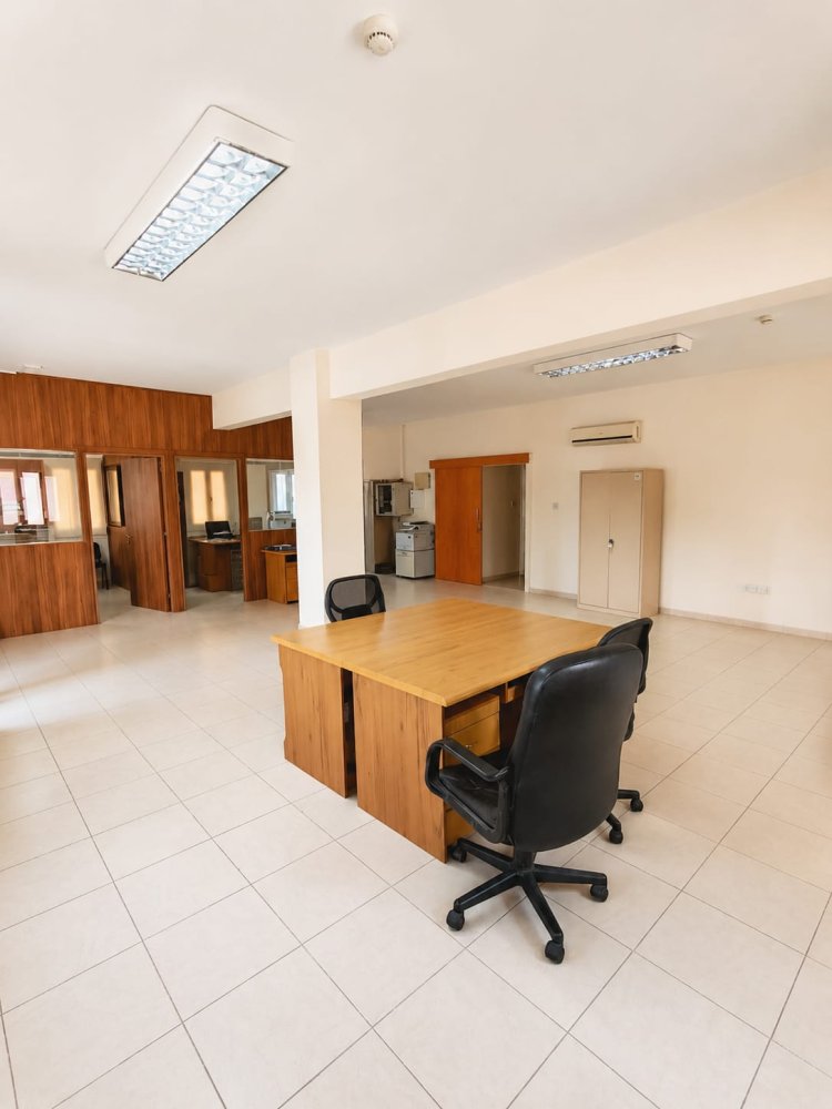 Офис с 13 комнатами в Арадипу, Ларнака, Кипр № 61357