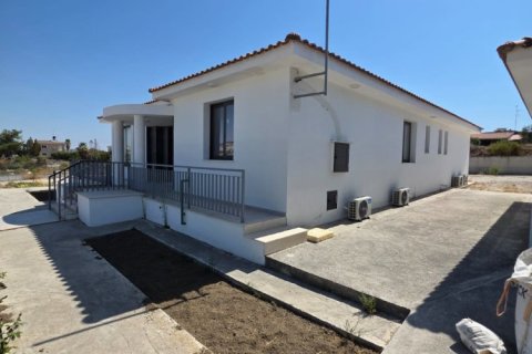 Бунгало с 3 спальнями в Алампра, Никосия, Кипр № 40142
