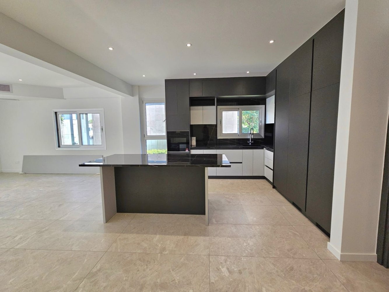 3 dormitorios Apartamento en Germasogeia, Limassol, Chipre No. 58973