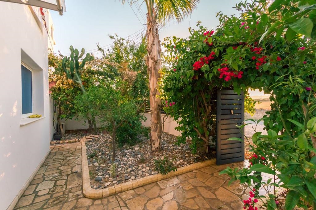 4 bedrooms Villa in Zygi, Larnaka, Cyprus No. 39564
