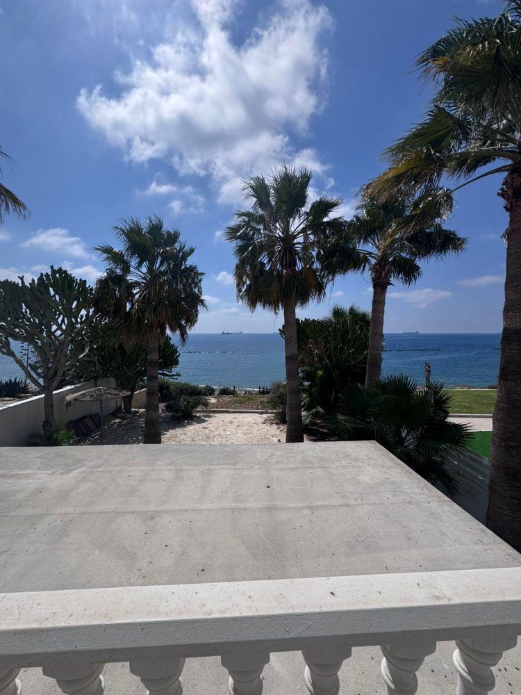 4 bedrooms Villa in Zygi, Larnaka, Cyprus No. 39564