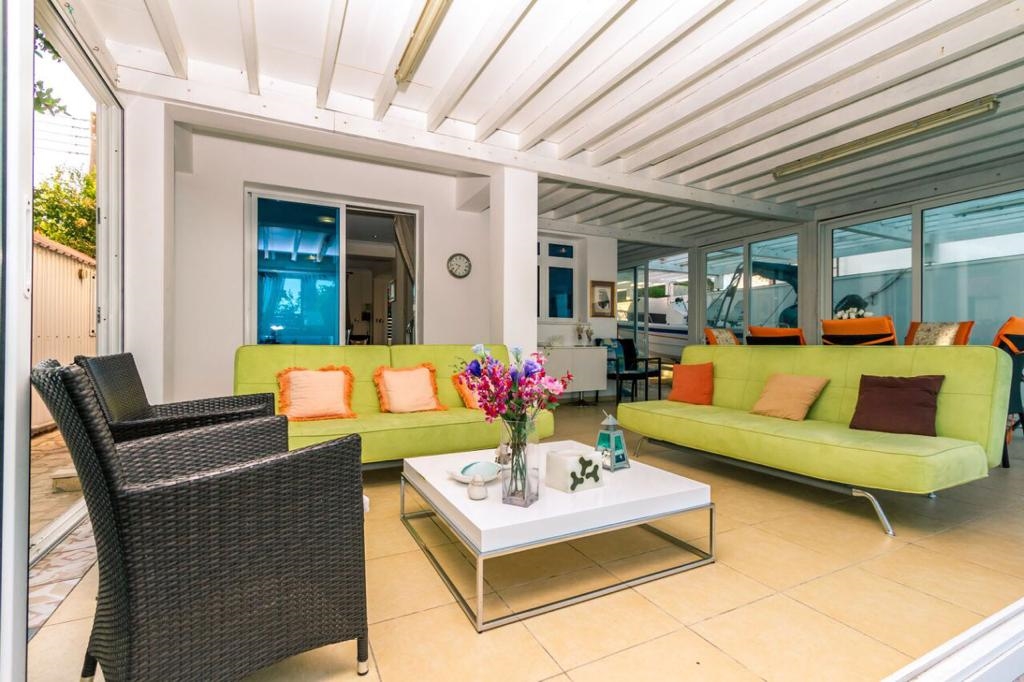4 bedrooms Villa in Zygi, Larnaka, Cyprus No. 39564