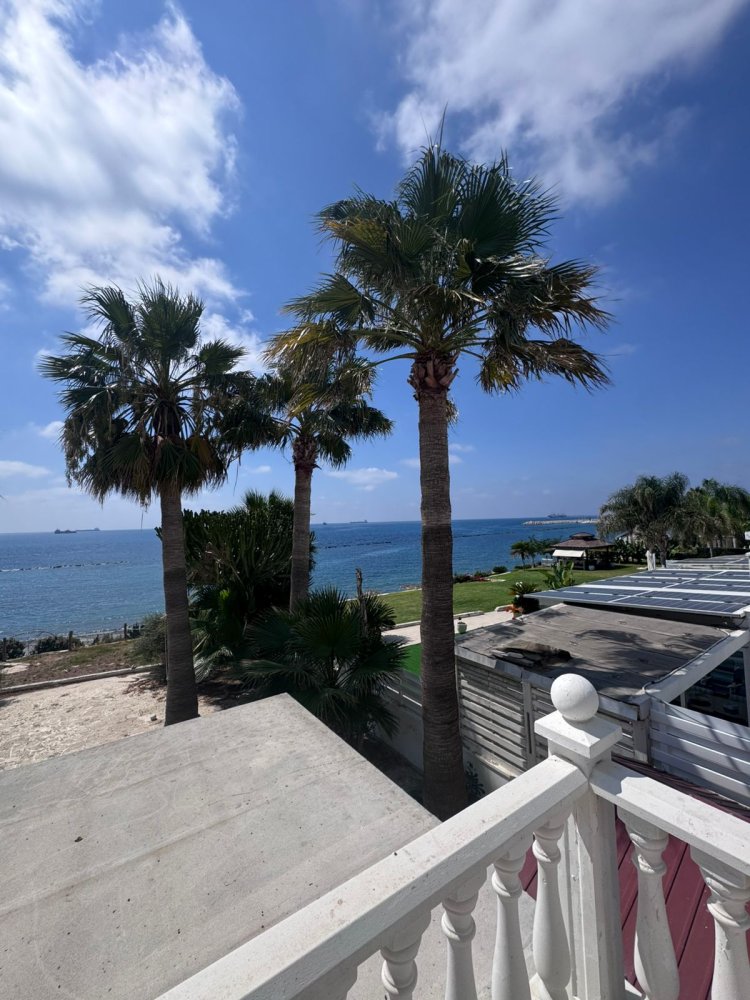 4 bedrooms Villa in Zygi, Larnaka, Cyprus No. 39564