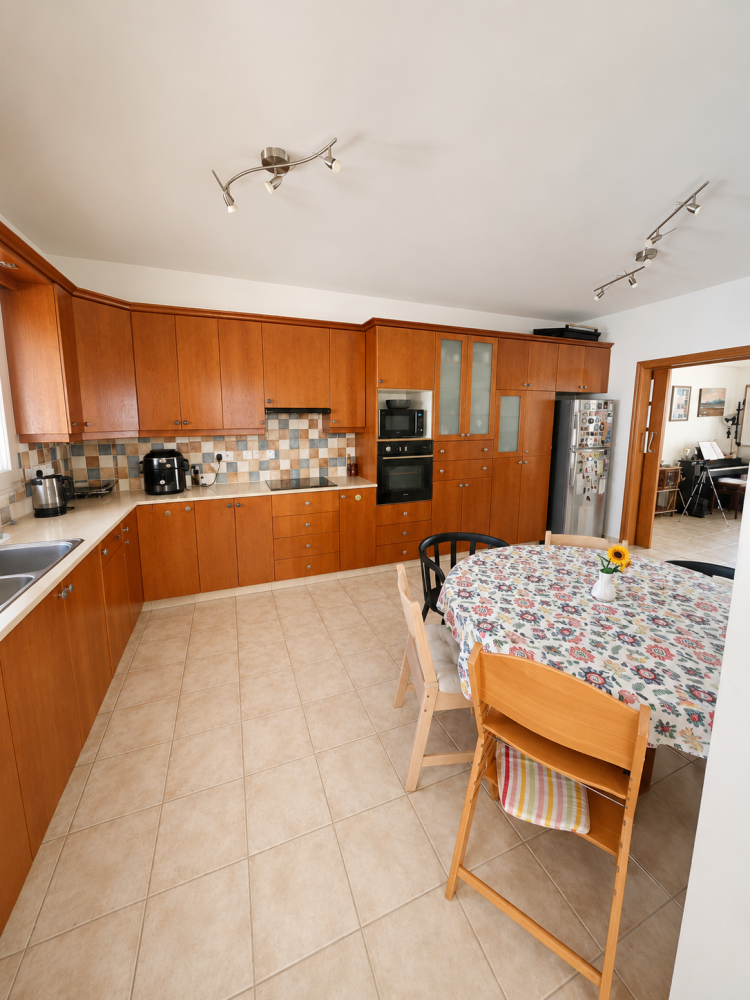 3 bedrooms Apartment in Larnaca, Larnaka, Cyprus No. 62478