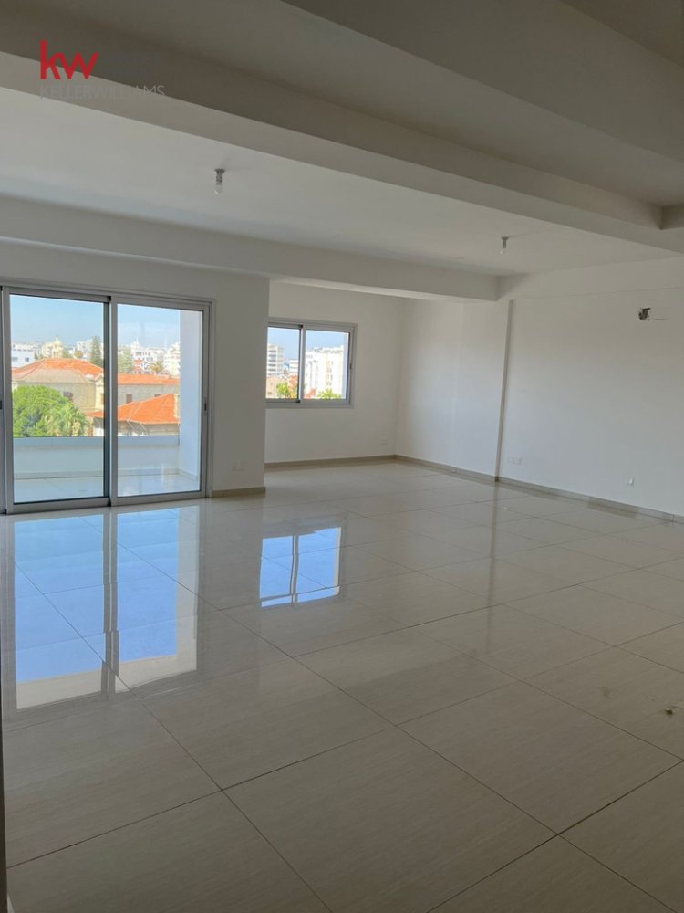 3 bedrooms Apartment in Larnaca, Larnaka, Cyprus No. 40406