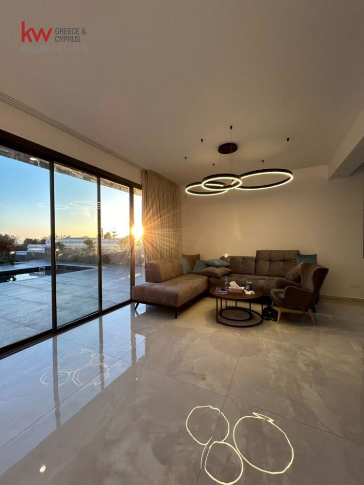 4 bedrooms Villa in Chloraka, Paphos, Cyprus No. 60783