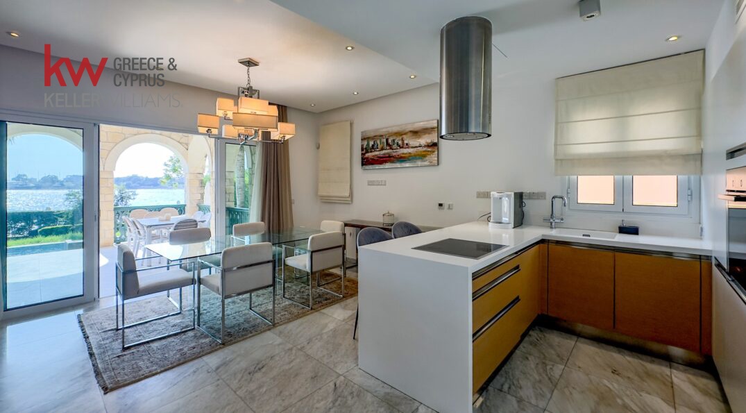 5 bedrooms Villa in Limassol, Cyprus No. 40531