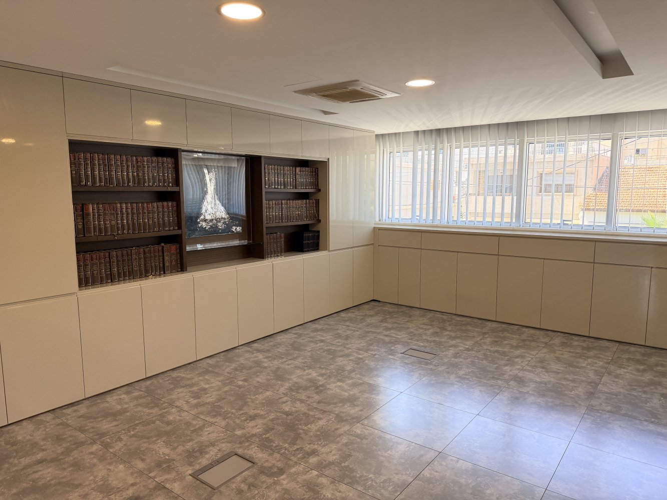 100m2 Oficina en Limassol, Chipre No. 62377