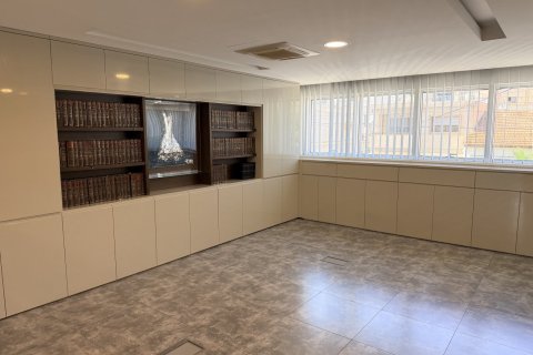 Офис 100м2 в Лимассол, Лимасол, Кипр № 62377