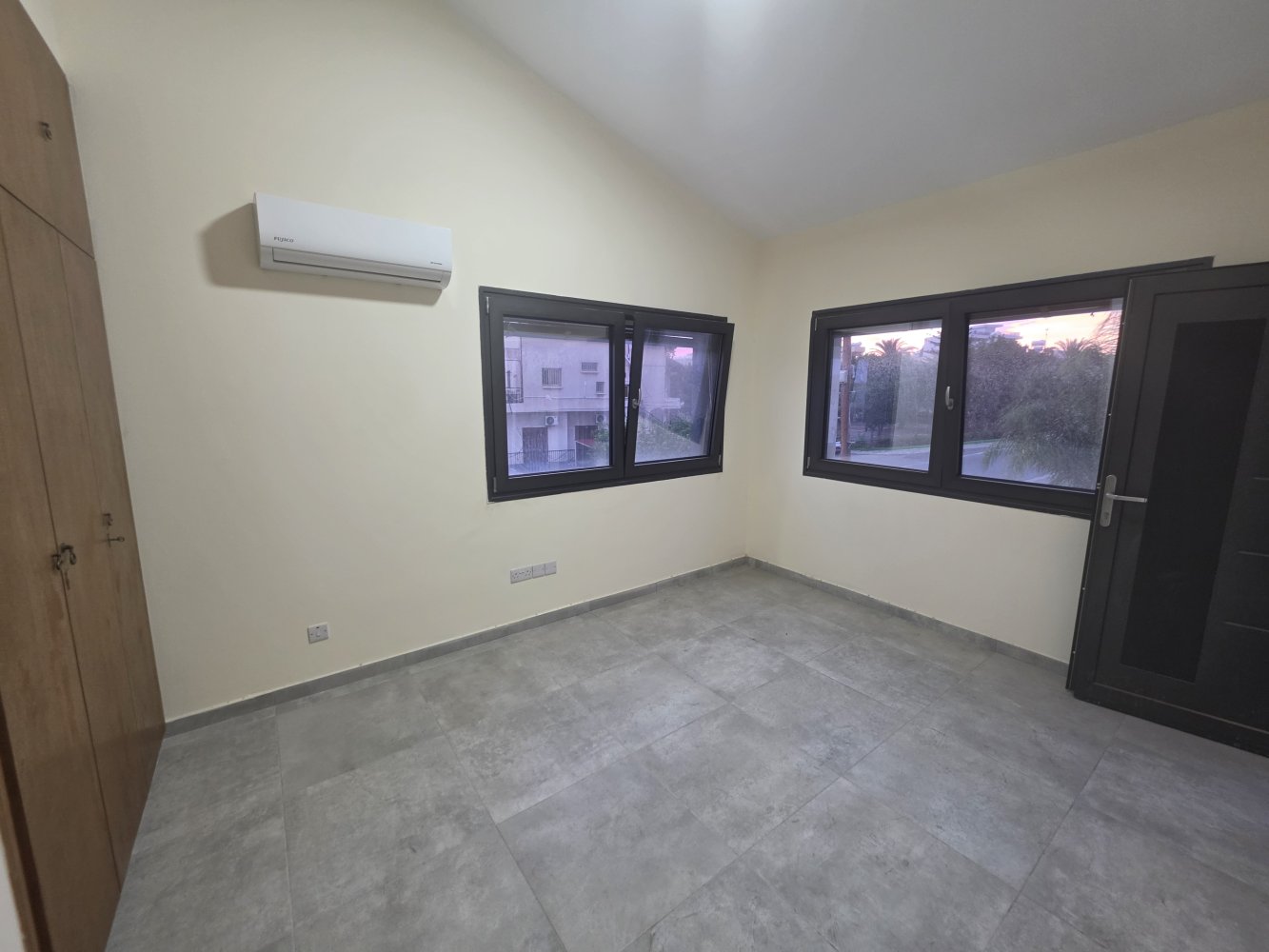 Офис с 3 комнатами в Ларнака, Кипр № 62329