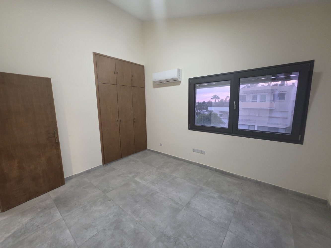 Офис с 3 комнатами в Ларнака, Кипр № 62329