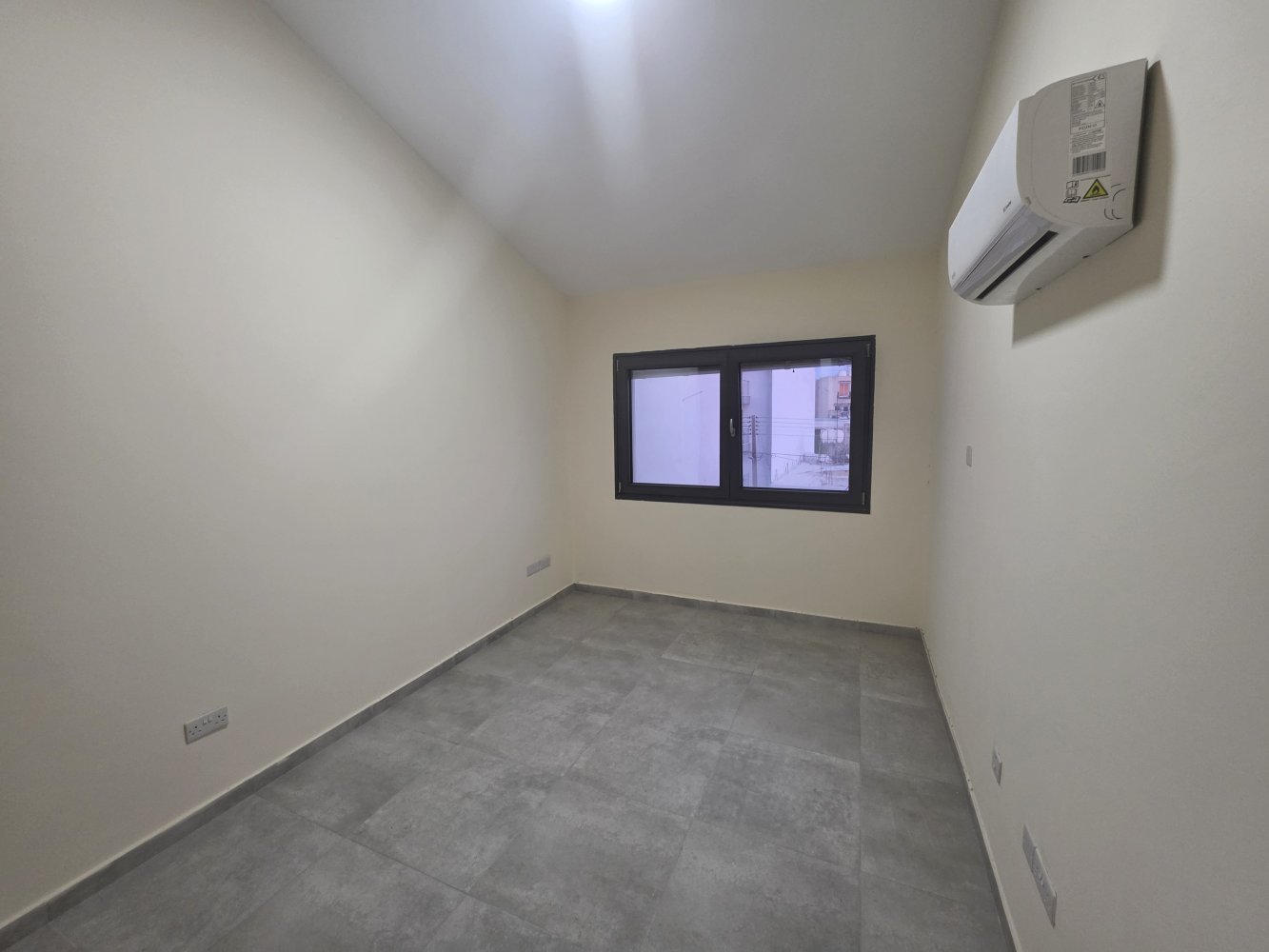 Офис с 3 комнатами в Ларнака, Кипр № 62329