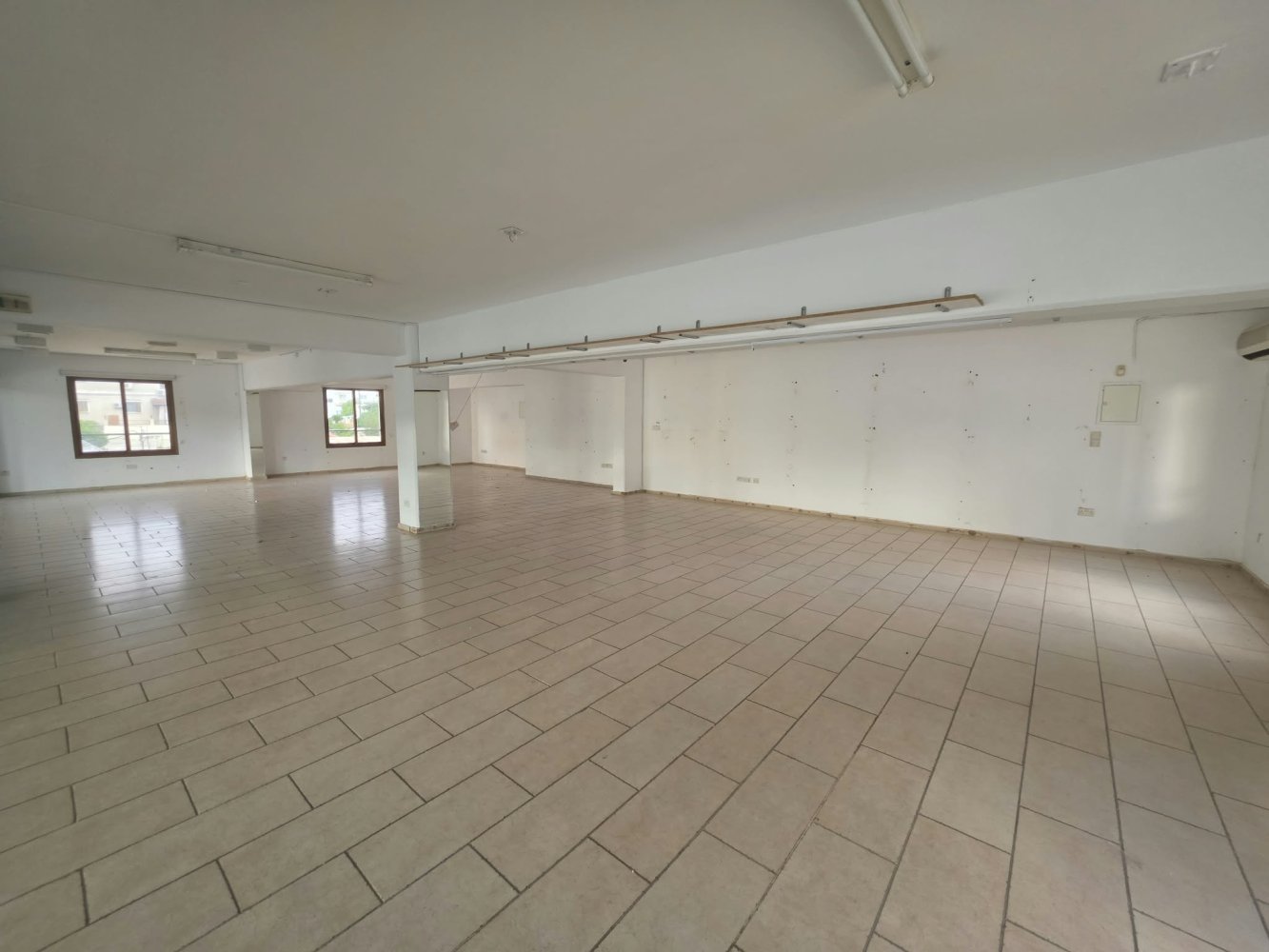 Коммерческая недвижимость 550м2 в Ларнака, Кипр № 62262