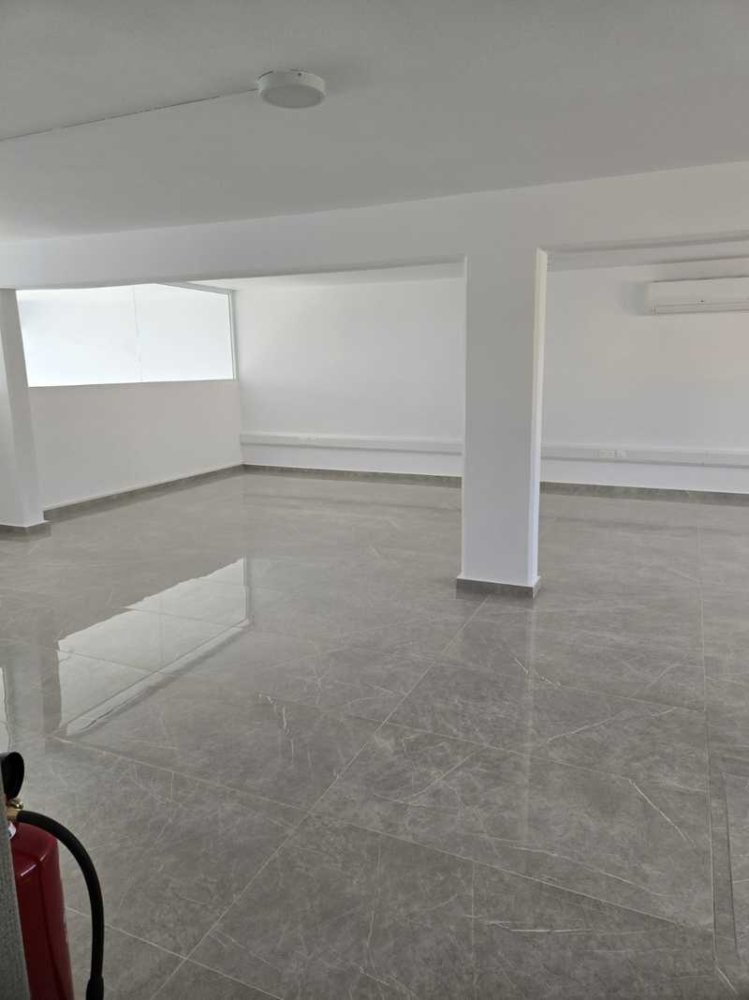 152m2 Propriété commerciale à Larnaca, Larnaka, Chypre No. 61513