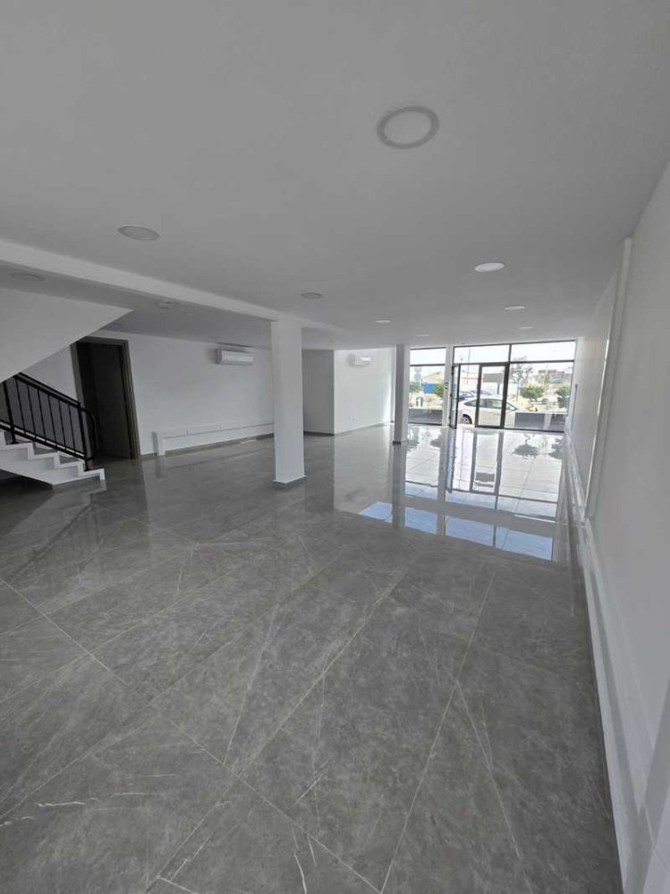 152m2 Propriété commerciale à Larnaca, Larnaka, Chypre No. 61513