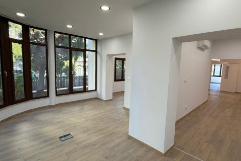 Коммерческая недвижимость с 8 комнатами в Лимассол, Лимасол, Кипр № 62532