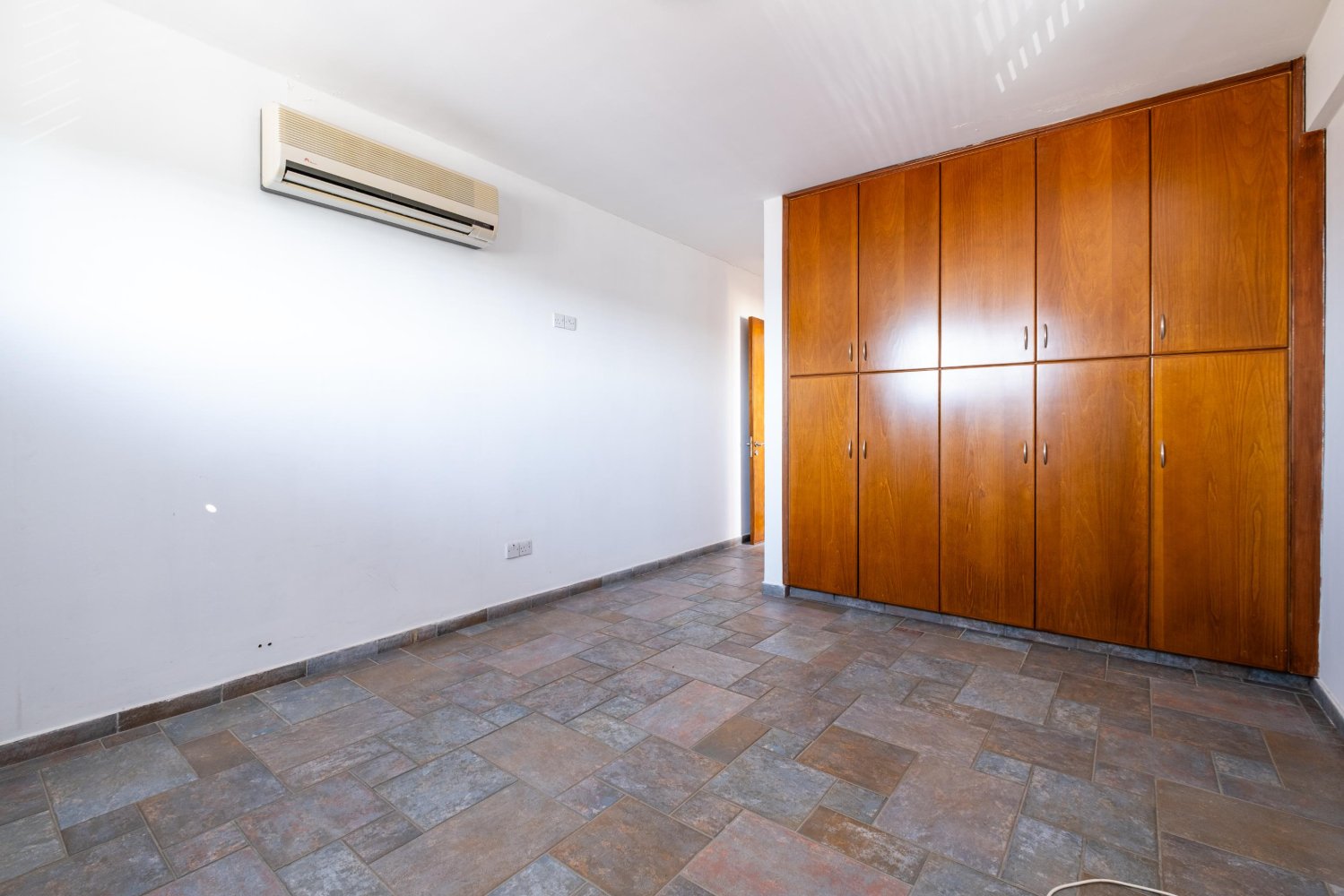 952m2 Local comercial en Nicosia, Chipre No. 65533