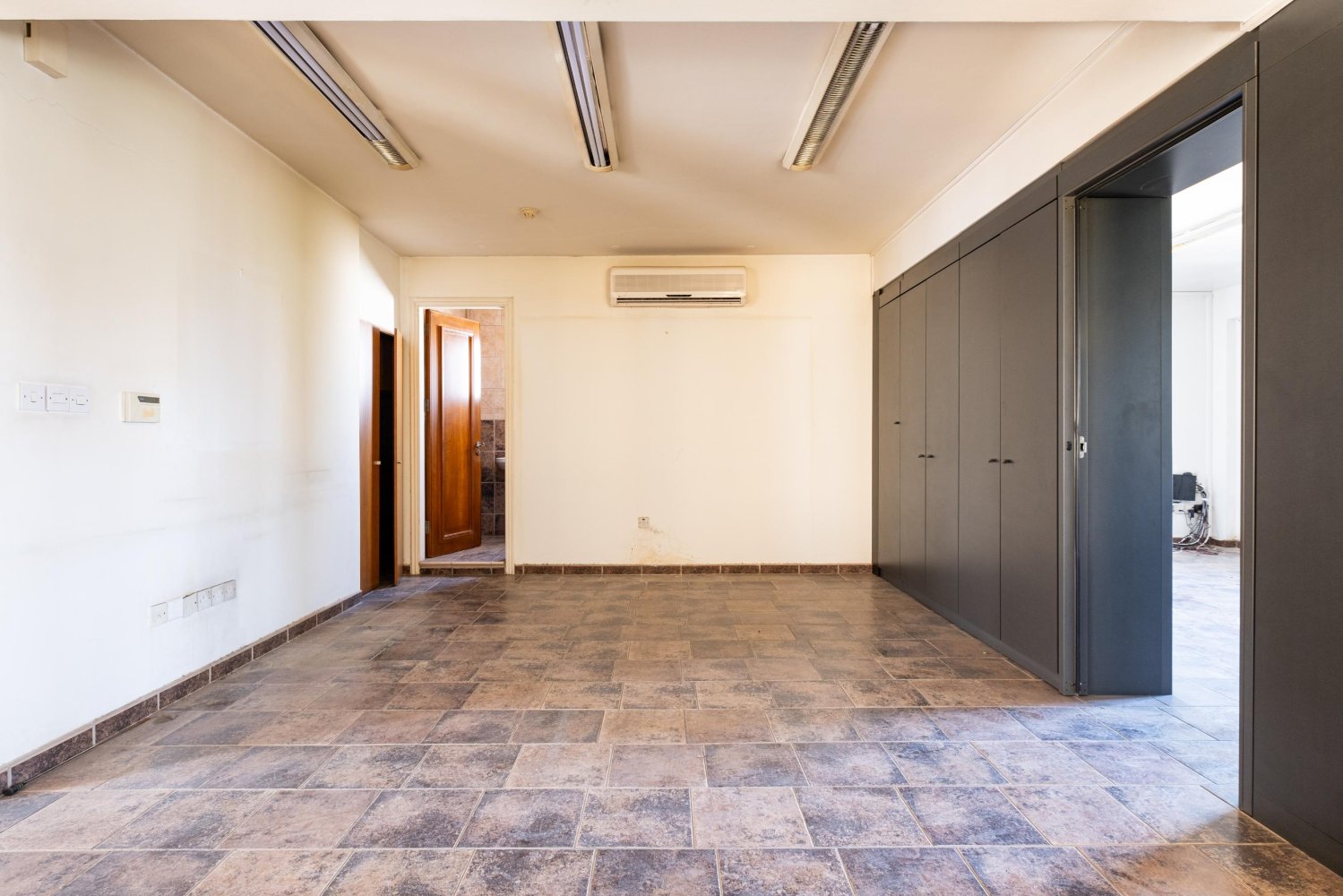 952m2 Local comercial en Nicosia, Chipre No. 65533
