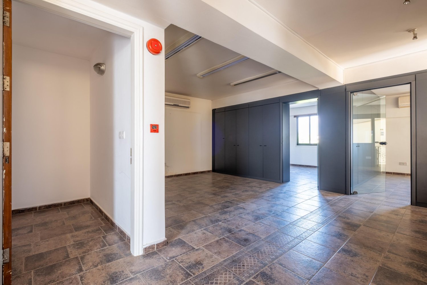 952m2 Local comercial en Nicosia, Chipre No. 65533