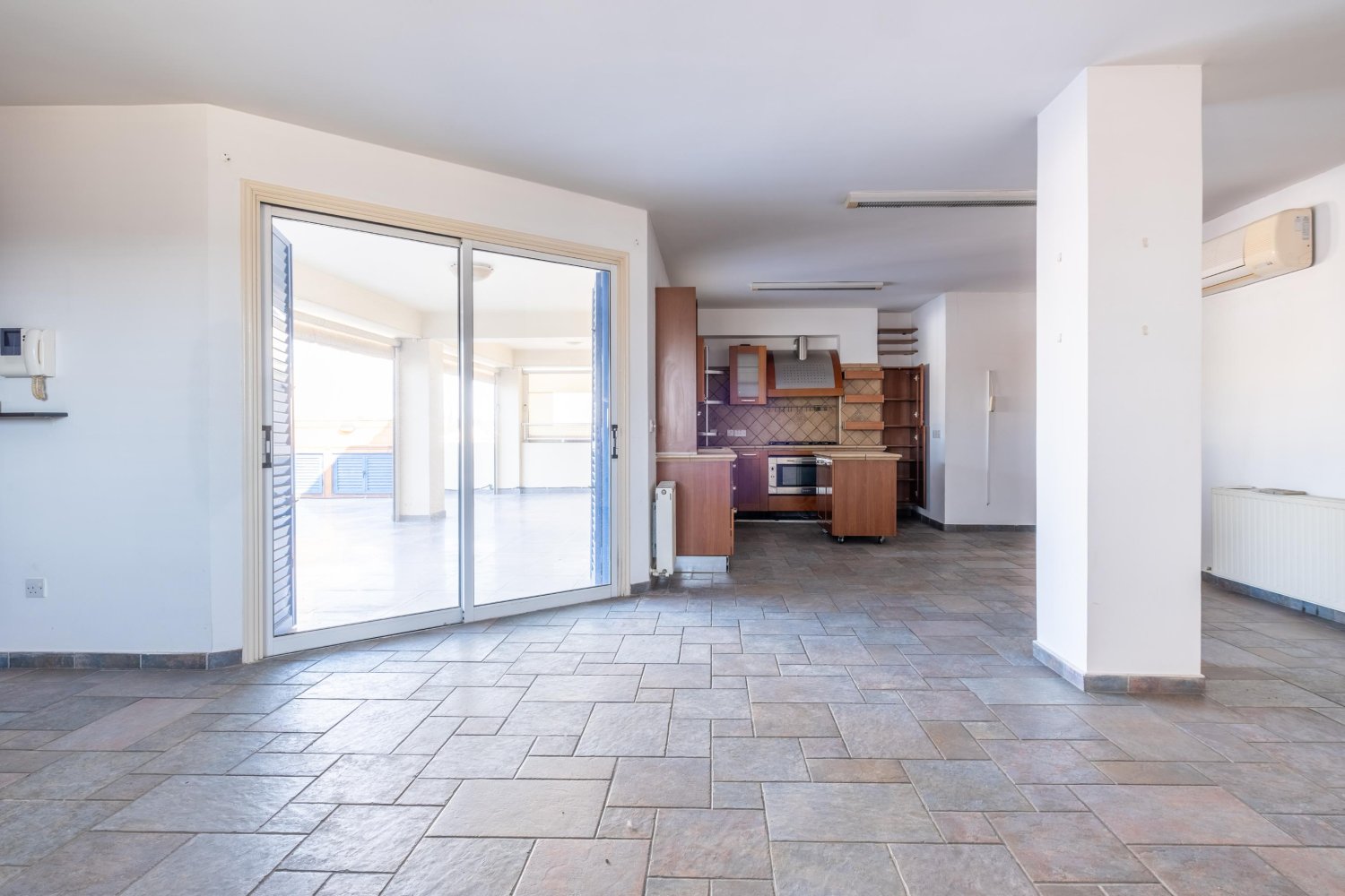 952m2 Local comercial en Nicosia, Chipre No. 65533