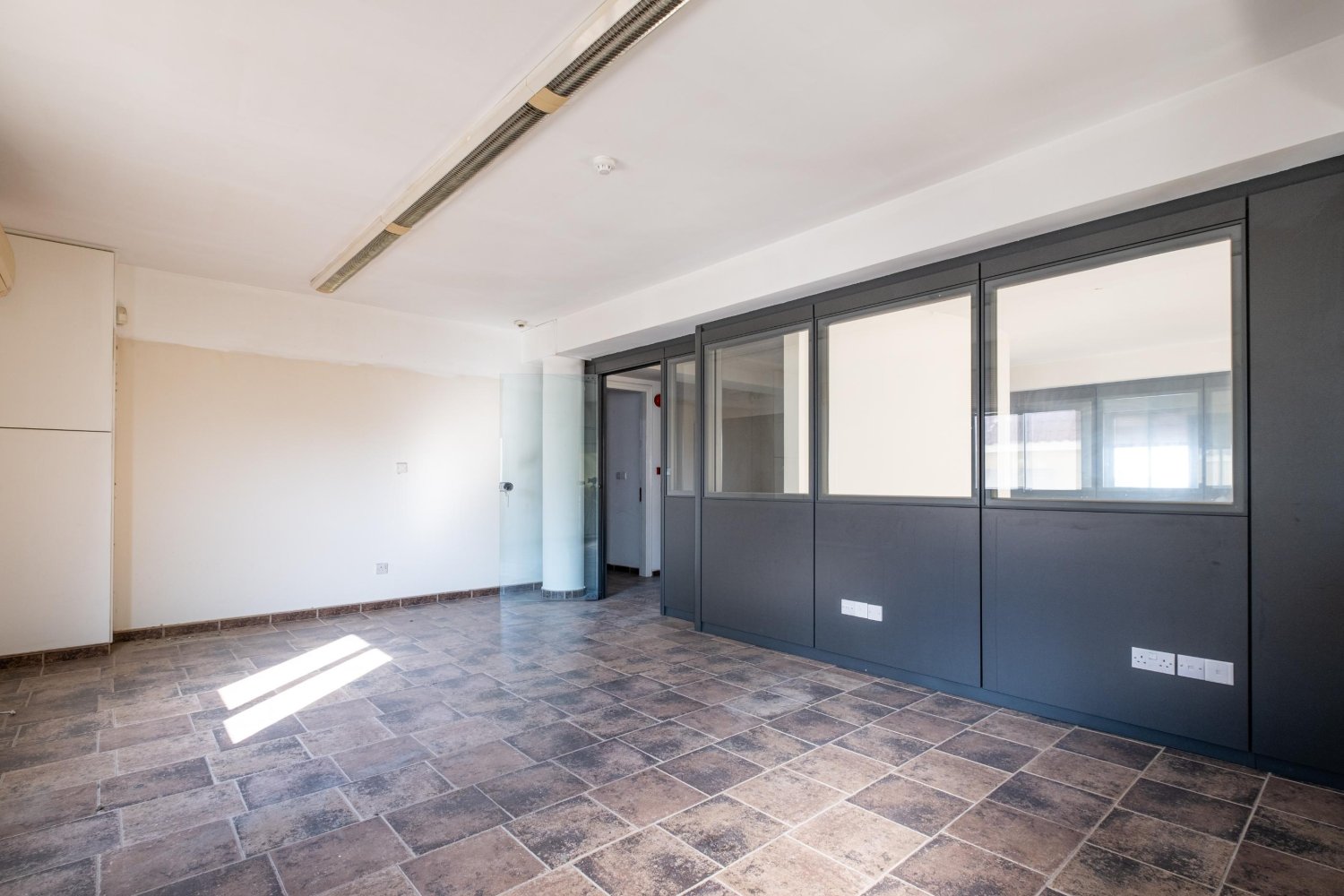 952m2 Local comercial en Nicosia, Chipre No. 65533