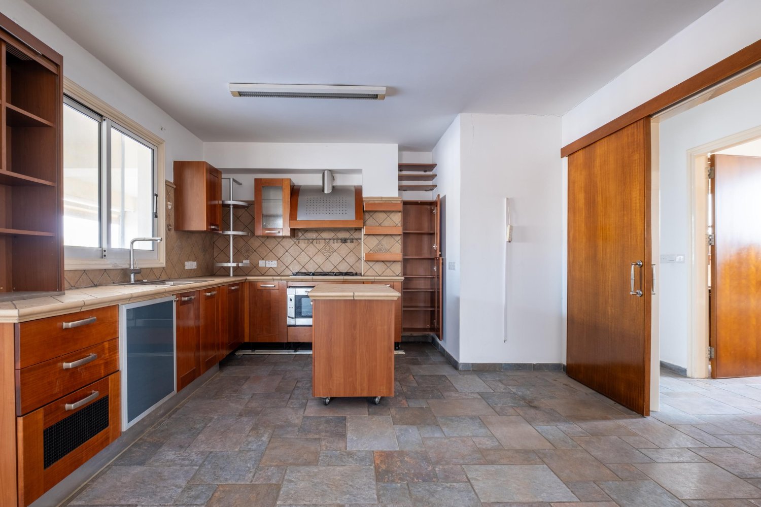 952m2 Local comercial en Nicosia, Chipre No. 65533