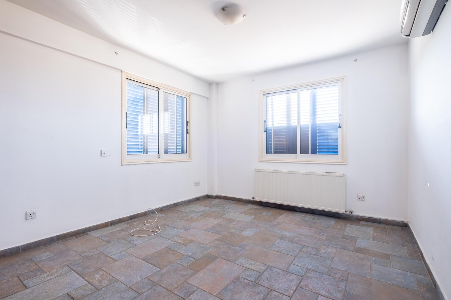 952m2 Local comercial en Nicosia, Chipre No. 65533