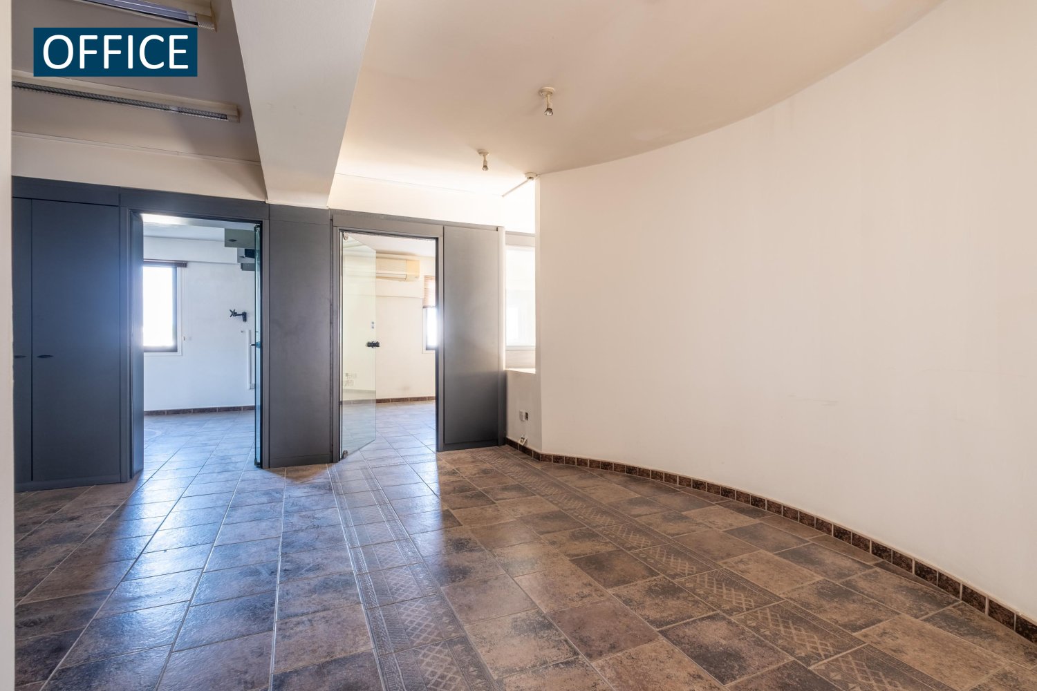 952m2 Local comercial en Nicosia, Chipre No. 65533