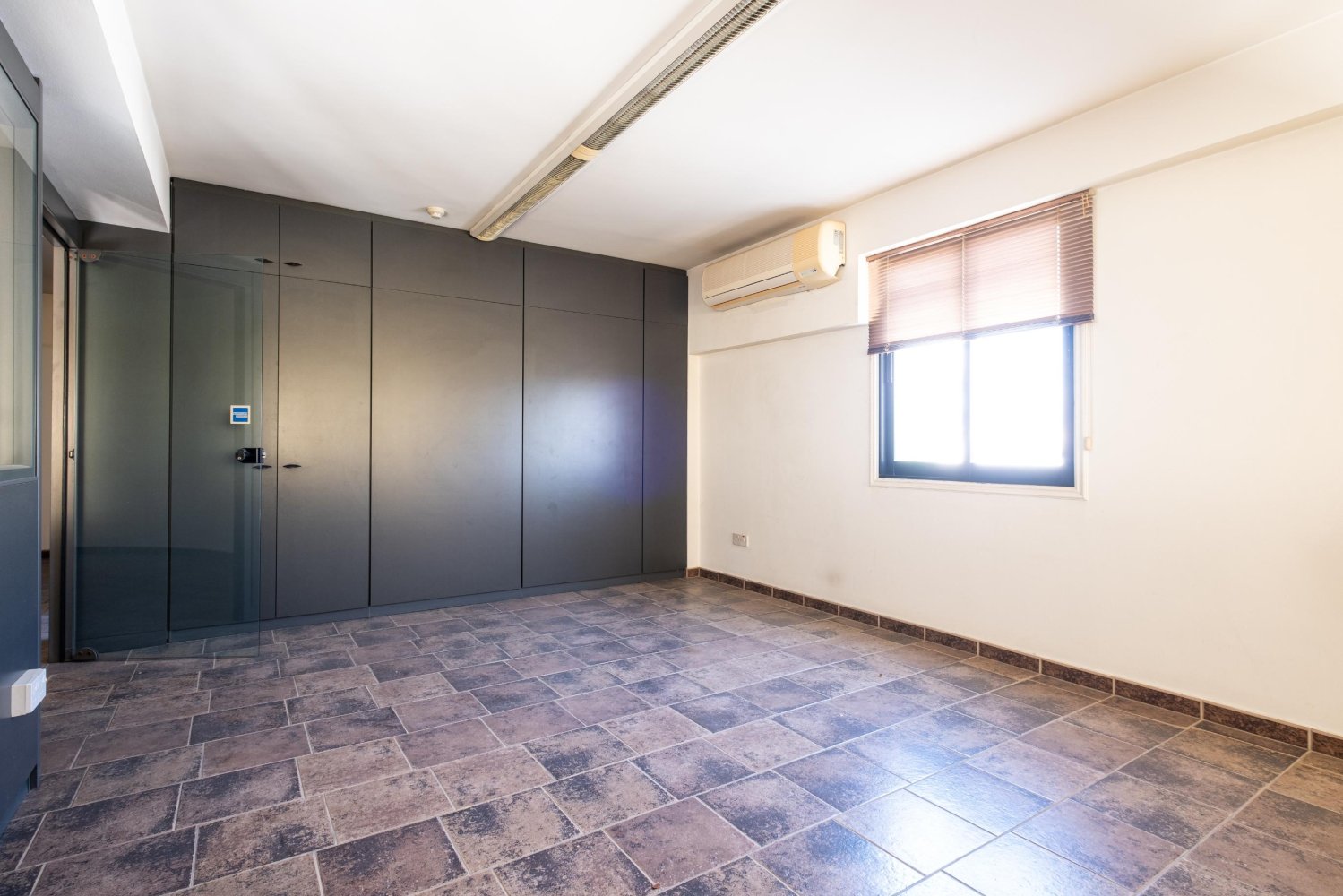 952m2 Local comercial en Nicosia, Chipre No. 65533