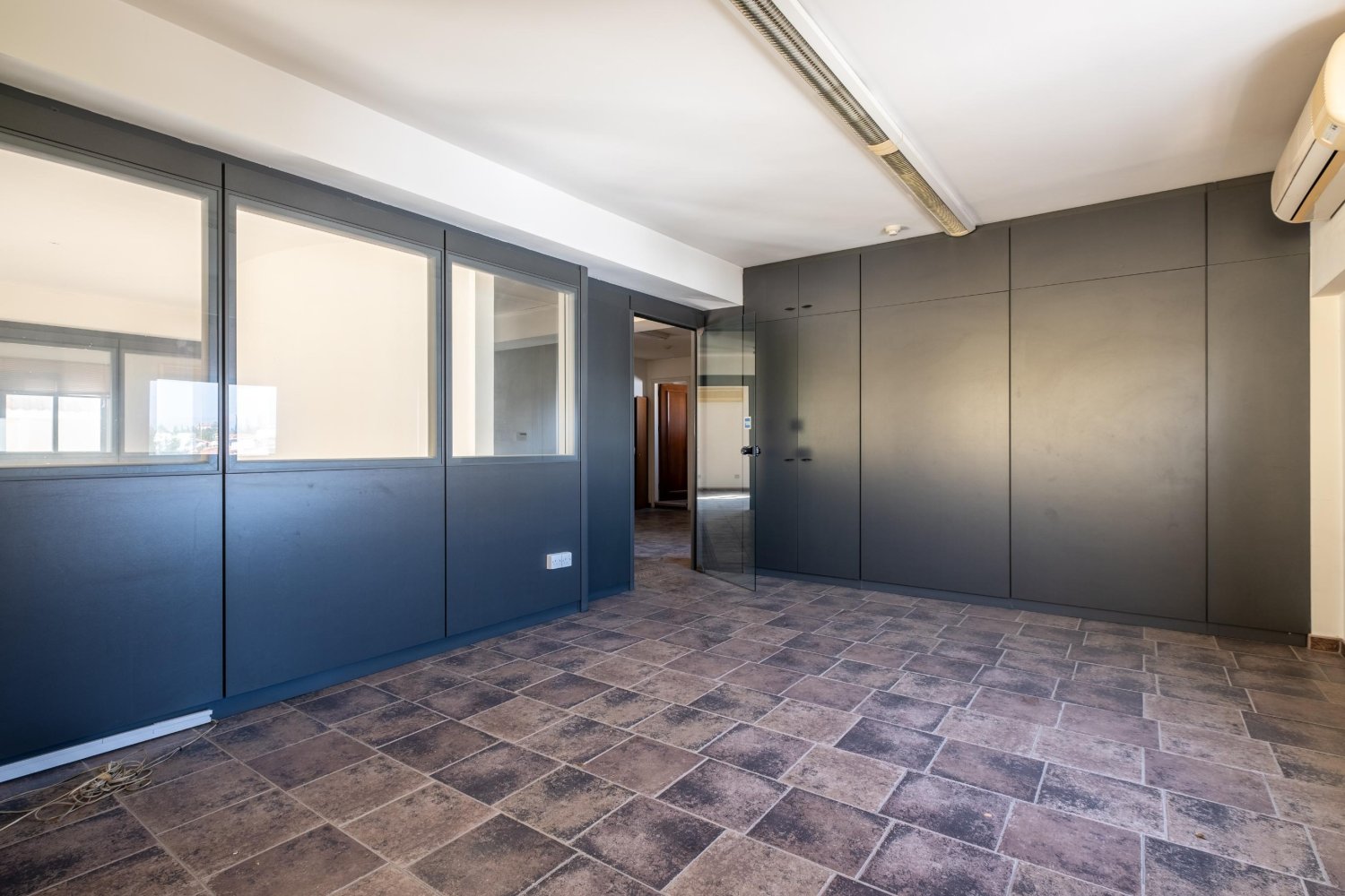 952m2 Local comercial en Nicosia, Chipre No. 65533