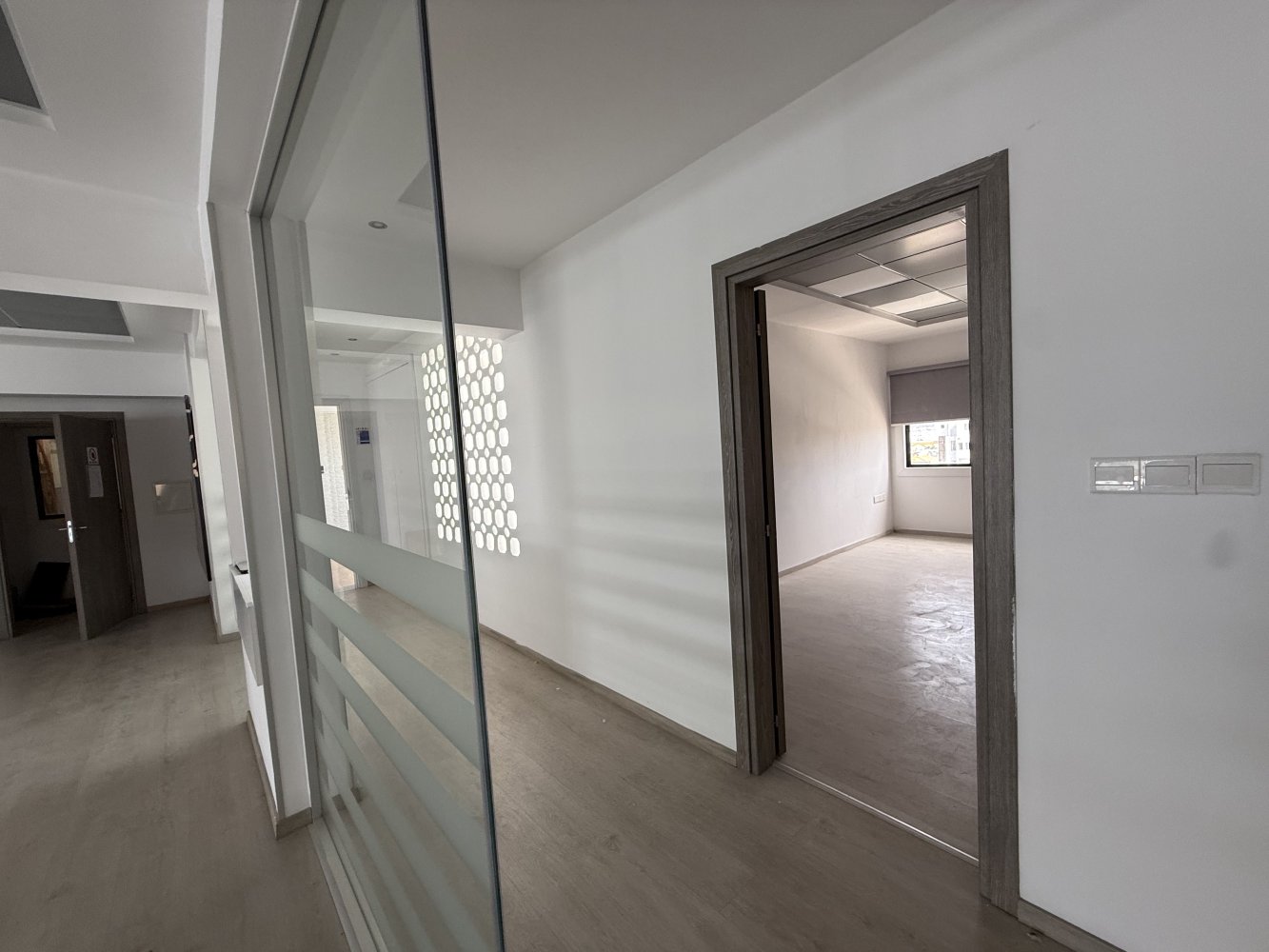 Офис с 6 комнатами в Ларнака, Кипр № 61369