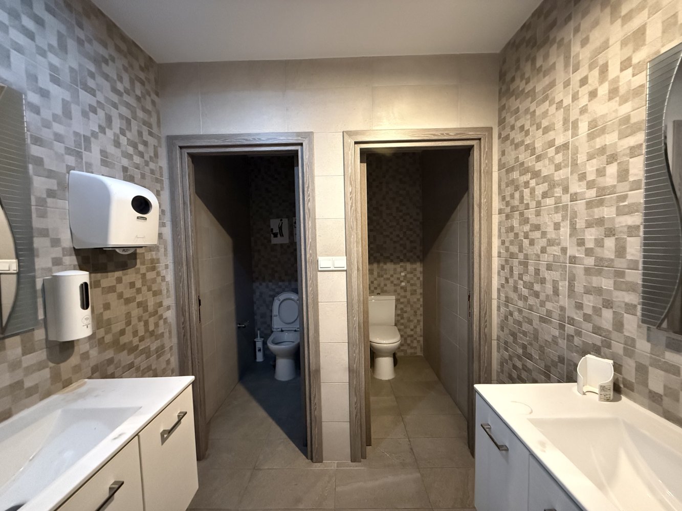 Офис с 6 комнатами в Ларнака, Кипр № 61369