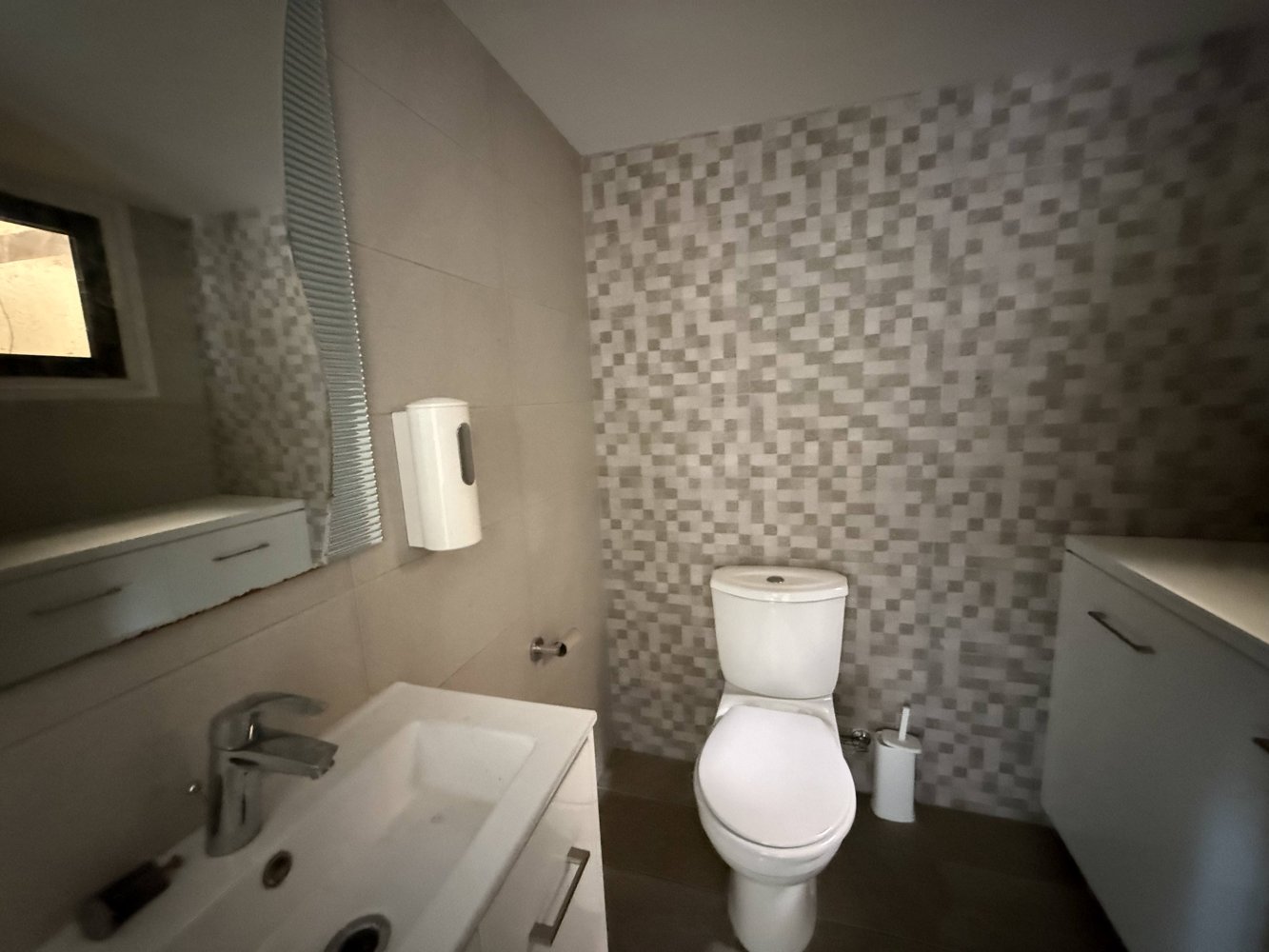 Офис с 6 комнатами в Ларнака, Кипр № 61369