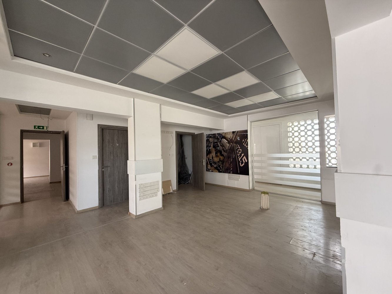 Офис с 6 комнатами в Ларнака, Кипр № 61369