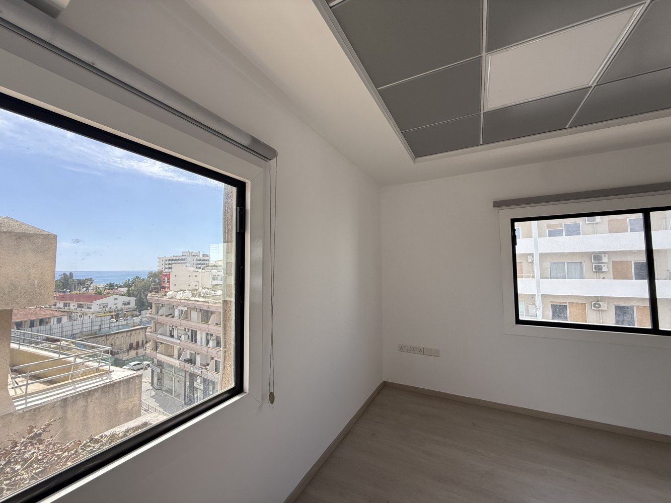 Офис с 6 комнатами в Ларнака, Кипр № 61369