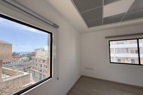 Офис с 6 комнатами в Ларнака, Кипр № 61369