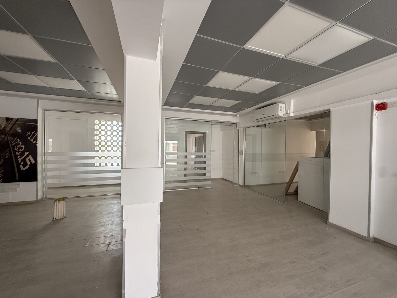 Офис с 6 комнатами в Ларнака, Кипр № 61369