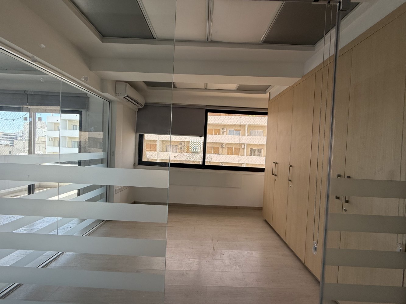 Офис с 6 комнатами в Ларнака, Кипр № 61369