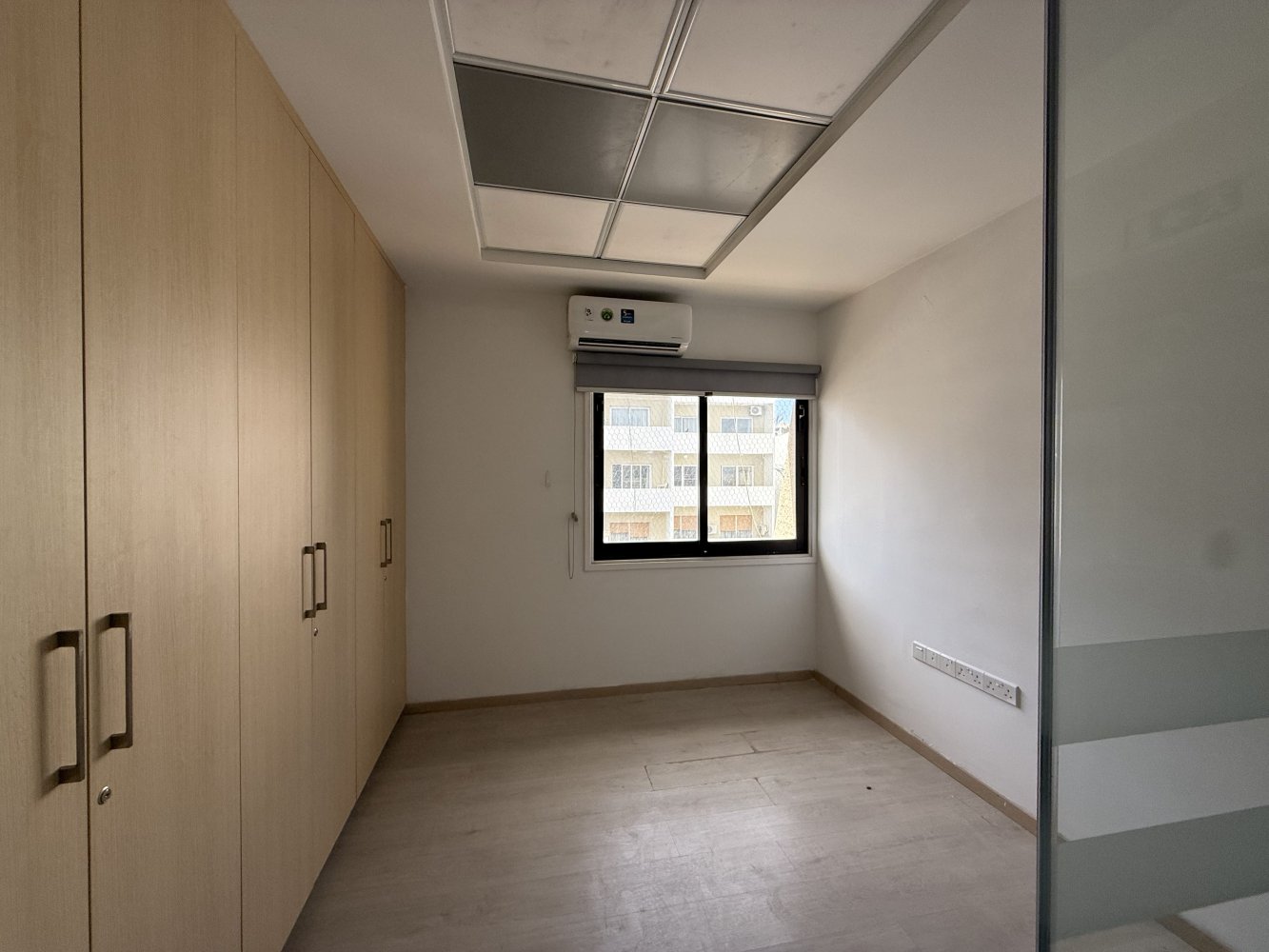 Офис с 6 комнатами в Ларнака, Кипр № 61369