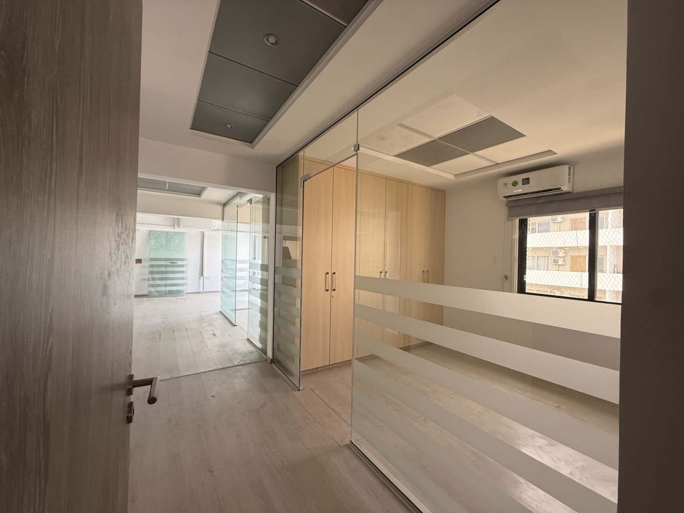 Офис с 6 комнатами в Ларнака, Кипр № 61369