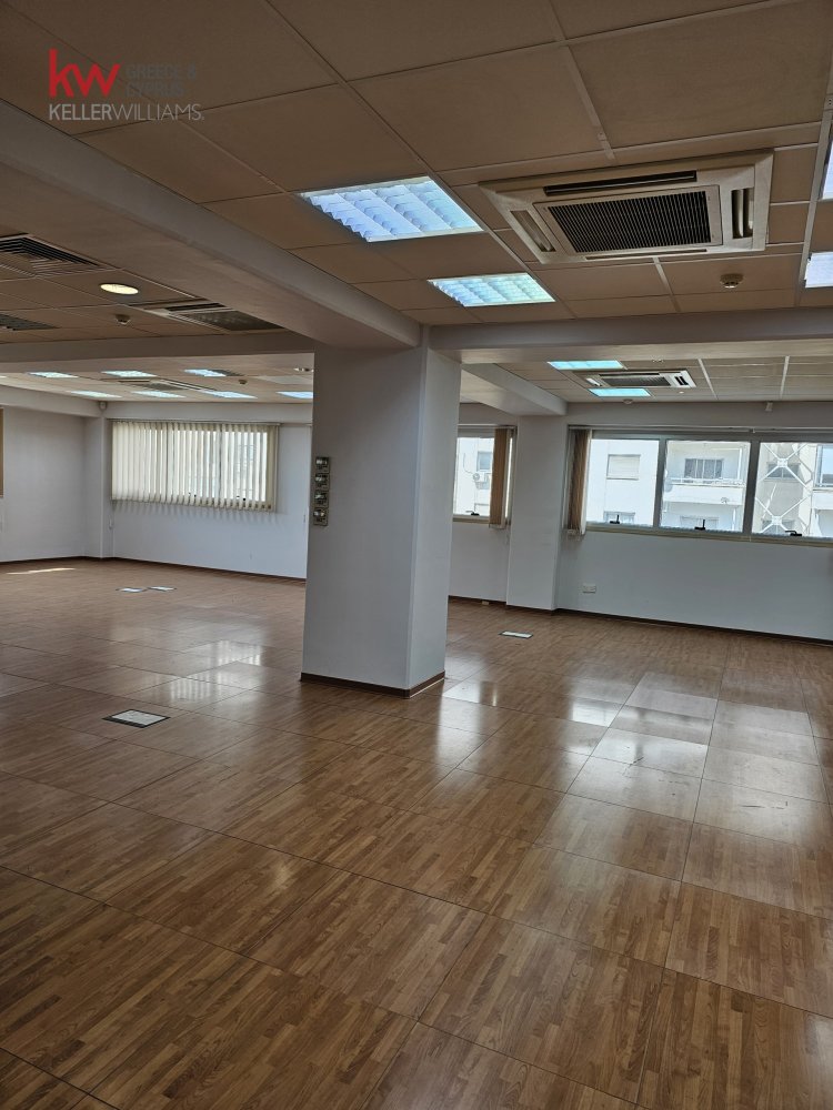 Офис 220м2 в Лимассол, Лимасол, Кипр № 40542