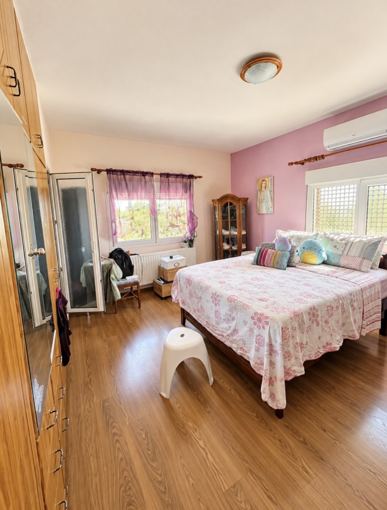 5 bedrooms Villa in Dromolaxia, Larnaka, Cyprus No. 62585