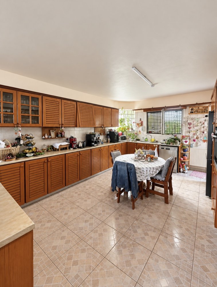 5 bedrooms Villa in Dromolaxia, Larnaka, Cyprus No. 62585